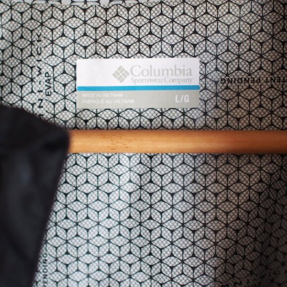 Columbia | Like NEW Men's EvaPOURation Rain Jacket - Picture 2 of 10